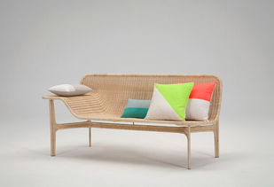 素凈的藤椅搭配的是波普系的抱枕,非常漂亮